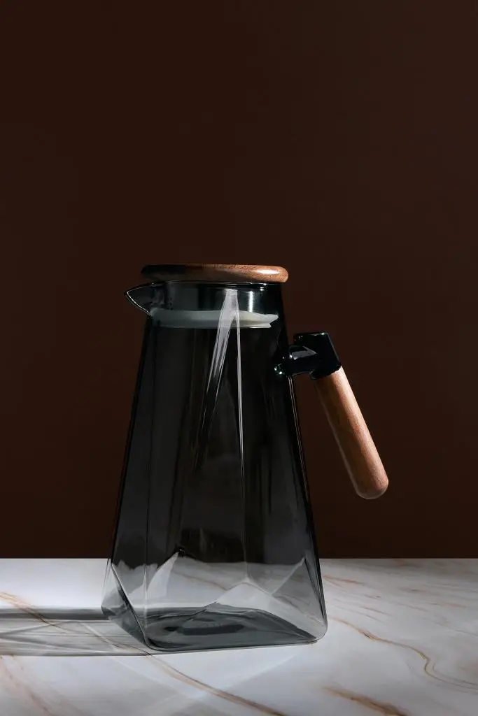 Fiyello karaf en drinkglazen van borosilicaatglas op houten dienblad